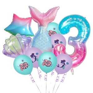 Détail de ballons fête sirène avec formes de coquillages et ballon chiffre 3