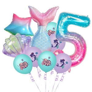 Détail de ballons sirène avec chiffre cinq en aluminium et coquillages marins