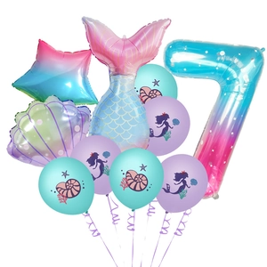 Détail de kit ballons sirène avec chiffre sept et designs d'étoiles de mer en aluminium