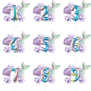 Detalle del set de globos de cumpleaños de sirena con números de papel y colas