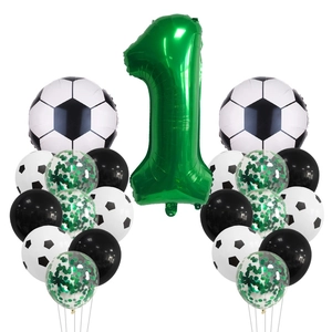 Décoration de 1er anniversaire foot avec ballon chiffre vert et ballons de football