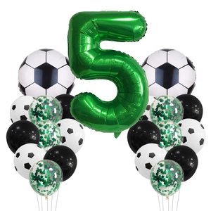 Vue détaillée du kit de ballons foot 5 ans avec ballon chiffre 5 et motifs football