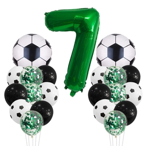 Déco 7ème anniversaire foot avec ballon chiffre vert et ballons de football
