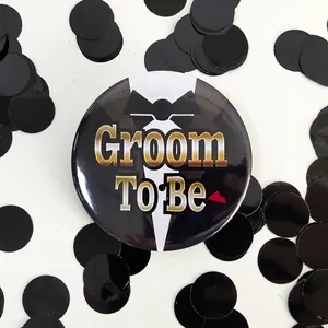 Spilla Groom To Be per addio al celibato con grafica nera e oro metallizzato