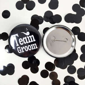 Spilla Team Groom in latta con design bianco e nero per feste di matrimonio