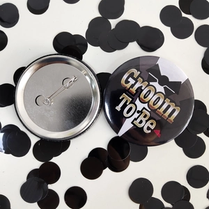 Spille Groom TO Be per addio al celibato con design smoking e chiusura posteriore in metallo