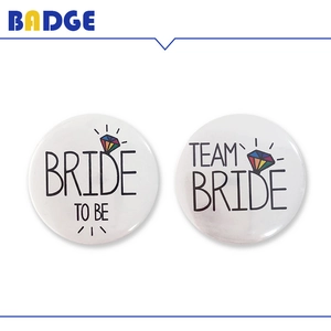 Spille bianche Bride to Be e Team Bride con elegante grafica a diamante per matrimonio