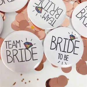 Dettaglio spilla TEAM BRIDE con design a diamante e coriandoli in oro rosa
