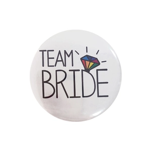 Spilla rotonda bianca Team Bride con anello di diamante arcobaleno per addio al nubilato