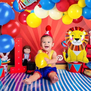 Detail van circusfeestset met leeuwballon en rode verlichte nummer één decoratie voor kids