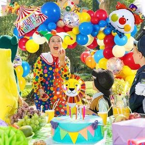 Kleurrijke circus feestset met ballonboog, clown ballonnen en feestelijke slingers