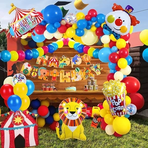 Circus thema feestset met kleurrijke ballonboog en grote dieren folieballonnen