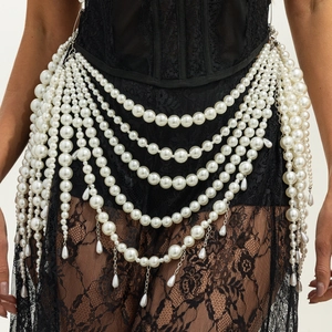 Elegante mehrlagige Perlen-Körperkette mit Tropfenperlen-Anhängern für Damen-Strandmode