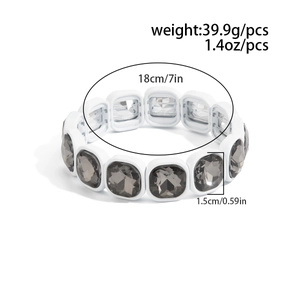 Détail du bracelet élastique de 18cm avec pierres carrées grises et dimensions de 1,5cm