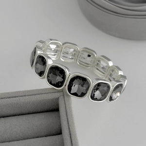 Détail d'un bracelet de perles en cristal noir sur une boîte à bijoux grise