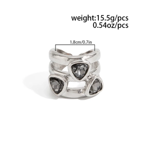 Détails d'une bague multicouche argentée avec cristaux gris et poids de 15,5 g