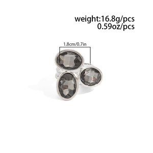 Vue macro d'une bague géométrique en acrylique avec poids 16,8g et détails de 1,8cm