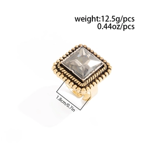 Détail de bague vintage dorée avec cristal carré gris, poids 12,5g et dimensions 1,8cm