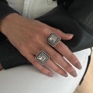 Bagues carrées vintage avec cristal et bordures texturées en finitions doré et argent