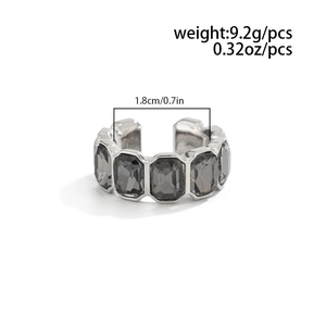 Détail d'une bague ouverte argentée avec cristaux gris taille émeraude et dimensions