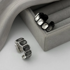 Détail de manchettes d'oreilles en forme de C avec strass rectangulaires en argent et noir
