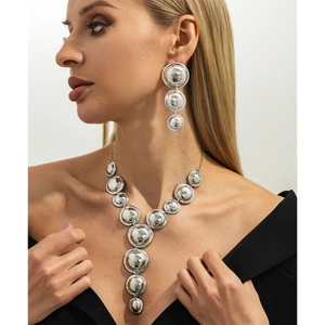 Set collana e orecchini a sfera in argento lucido in stile Y indossati da modella