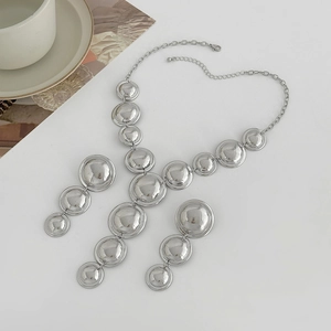 Set collana e orecchini minimalisti in argento con ciondoli a disco lucido