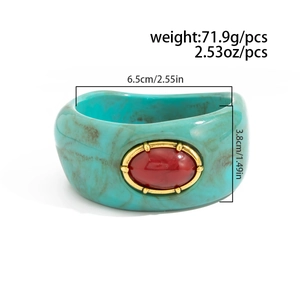 Détail d'un bracelet vintage en résine avec rubis factice et mesures de dimensions