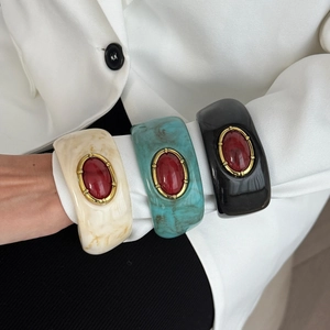 Ensemble de bracelets rétro en résine avec grand rubis rouge et cadre doré