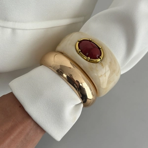 Bracelet vintage en résine marbrée avec pierre rouge et large bracelet en métal doré poli