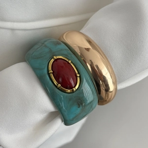 Set de bracelets rétro en résine marbrée avec manchette dorée et pierre rubis ovale