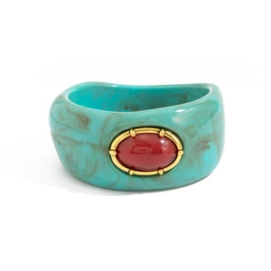 Bracelet large style bohème à texture marbrée avec une gemme centrale en résine