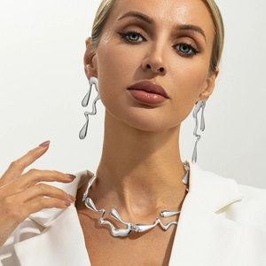 Parure de bijoux en métal liquide argenté avec collier fluide et boucles d'oreilles
