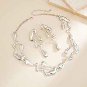 Ensemble bijoux en métal liquide argenté avec collier pendentif et boucles d'oreilles