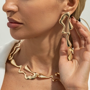 Parure collier et boucles d'oreilles dorés au design géométrique en métal liquide fondu