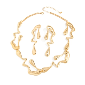 Ensemble bijoux géométriques dorés avec collier en métal liquide et boucles d'oreilles