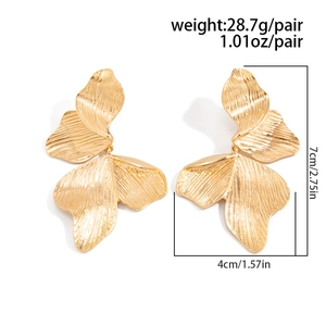 Dimensions et poids détaillés des boucles d'oreilles feuille d'or vintage et texture