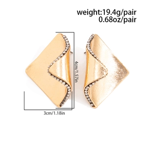 Gros plan boucles d'oreilles géométriques dorées avec cristaux, dimensions et poids inclus