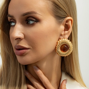 Boucles d'oreilles vintage dorées surdimensionnées avec texture soleil et centre en résine