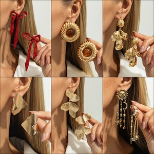 Boucles d'Oreilles Pendantes Géométriques en Alliage Vintage pour Femmes Boucles d'Oreilles Clous à Plis Métalliques Irréguliers Exagérés en Résine Imitation Perle Cœur Étoile Lune Nœud