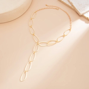 Détail du collier en Y doré avec maillons ovales et fermoir mousqueton réglable pratique