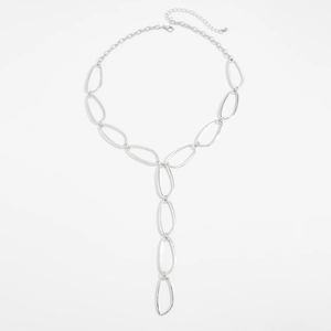 Vue détaillée du collier long en Y argenté avec anneaux ovales irréguliers et fermoir