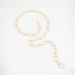 Vue détaillée du collier à gros maillons ovales dorés avec un fermoir mousqueton sûr