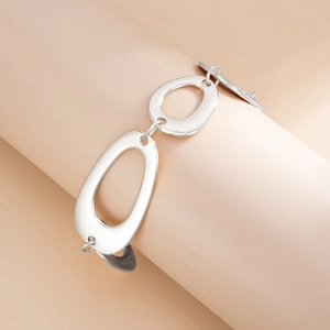 Détail d'un collier minimaliste argenté avec des maillons ovales irréguliers