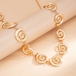 Detailansicht der goldenen Spiralanhänger und Glieder an einer Punk-Stil Taillenkette