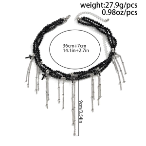 Gothische schwarze Perlenkette mit Kreuzanhängern und metallischen Kettenquasten