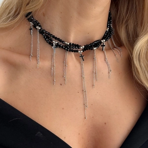 Detail eines schwarzen Perlen-Chokers im Gothic-Stil mit Kreuzen und Kettenquasten
