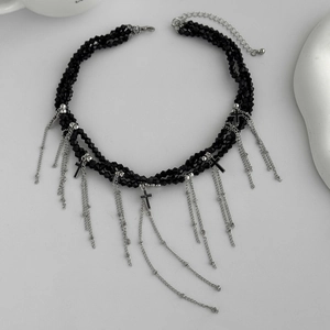 Nahaufnahme des Gothic-Chokers mit Perlen, Lagenketten und schwarzen Kreuzen