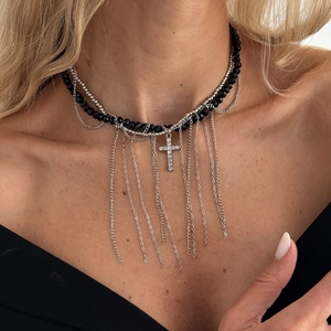 Makroaufnahme der gotischen Schichtkette mit Kristallkreuz-Anhänger und Quasten