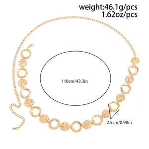 Détail de la ceinture chaîne en métal doré avec anneaux martelés et fermoir mousqueton réglable